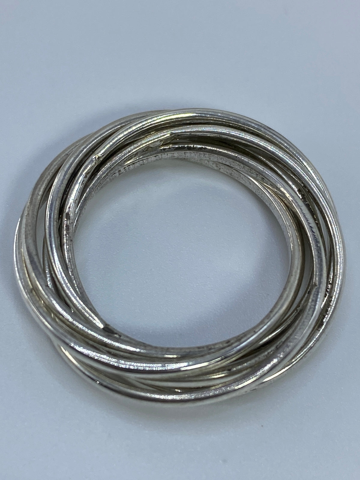 Anillo sobre fondo blanco con el Quinto 925 visible