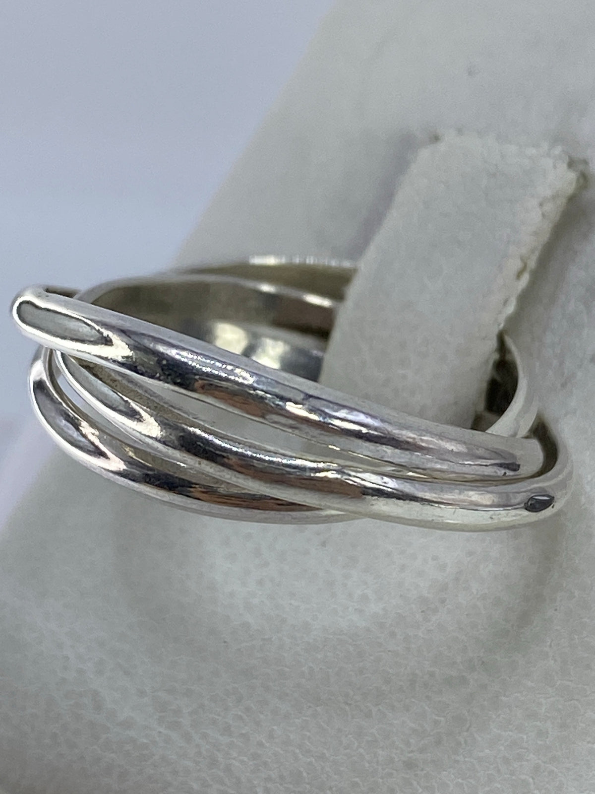Anillo de 3 bandas en la mano mostrando el movimiento de las líneas