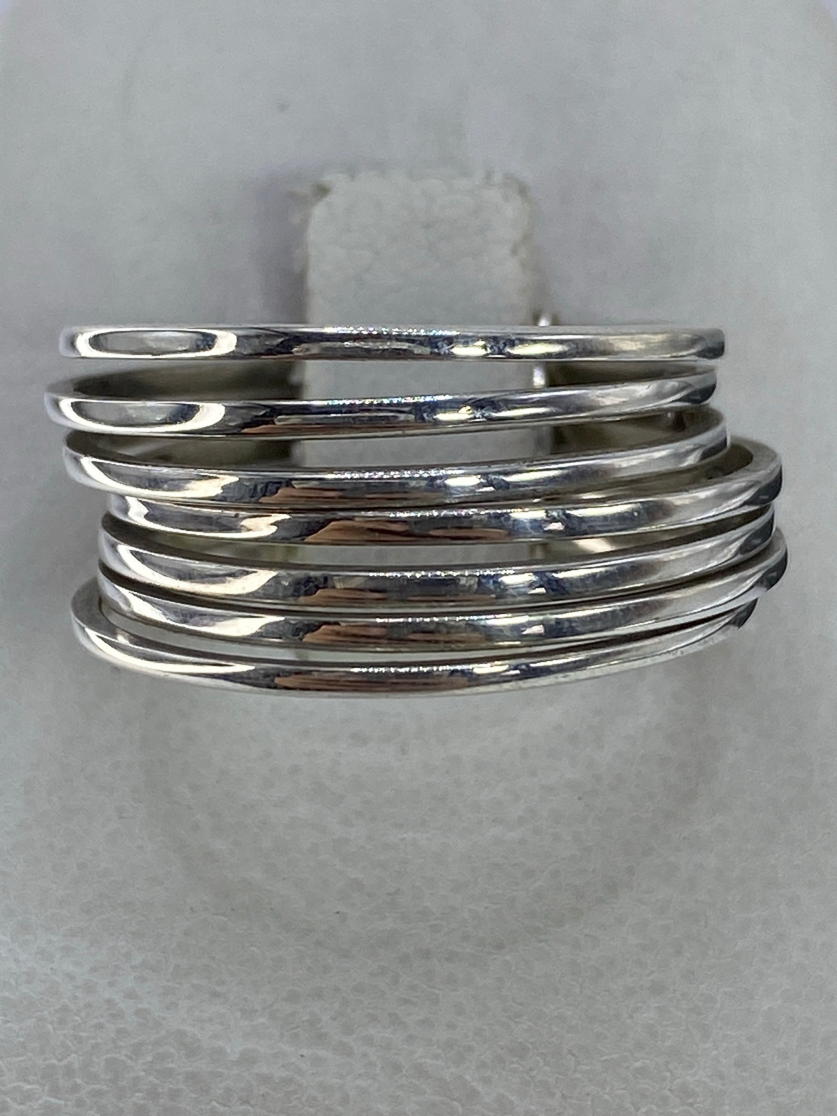 Semaniario de siete anillos de plata 925 apilados en la mano