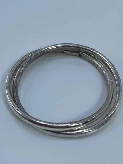 Anillo de frente sobre fondo blanco, talla 9