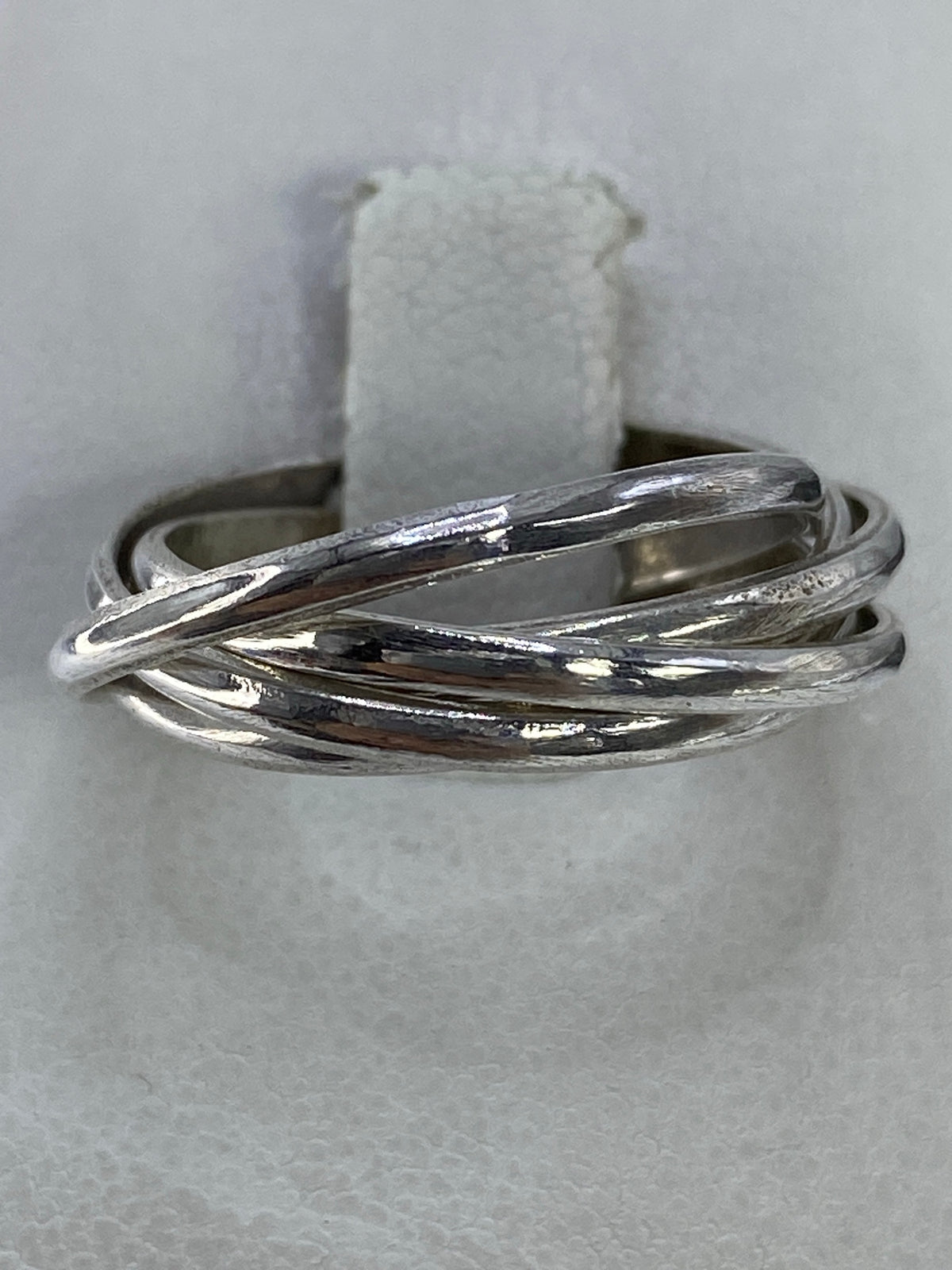 Anillo de plata 925 con 5 bandas entrelazadas en vista superior