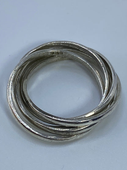 Fotografía del anillo sobre fondo blanco evidenciando el pulido y acabado del Quinto 925