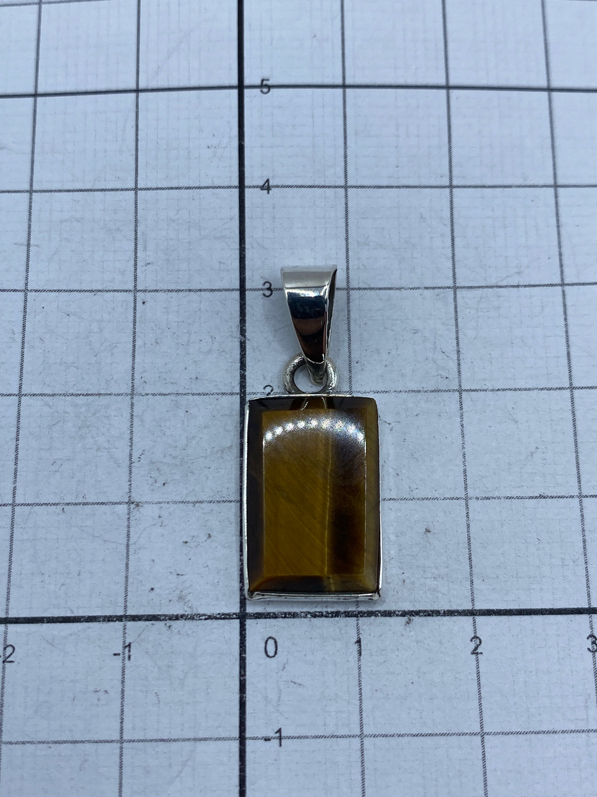 Dije sobre fondo blanco con medida de 3.2 cm, mostrando el Quinto 950