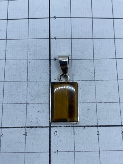 Dije sobre fondo blanco con medida de 3.2 cm, mostrando el Quinto 950