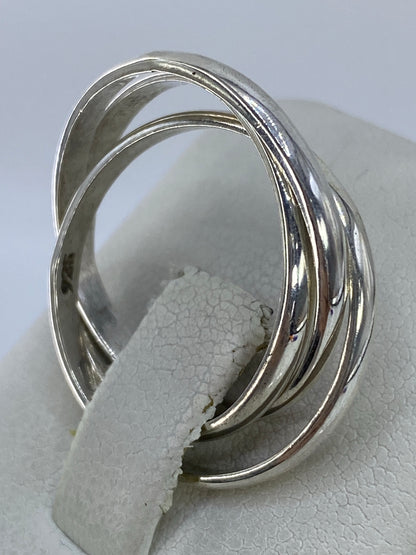 Anillo colocado en dedo mostrando el juego de luz en las bandas