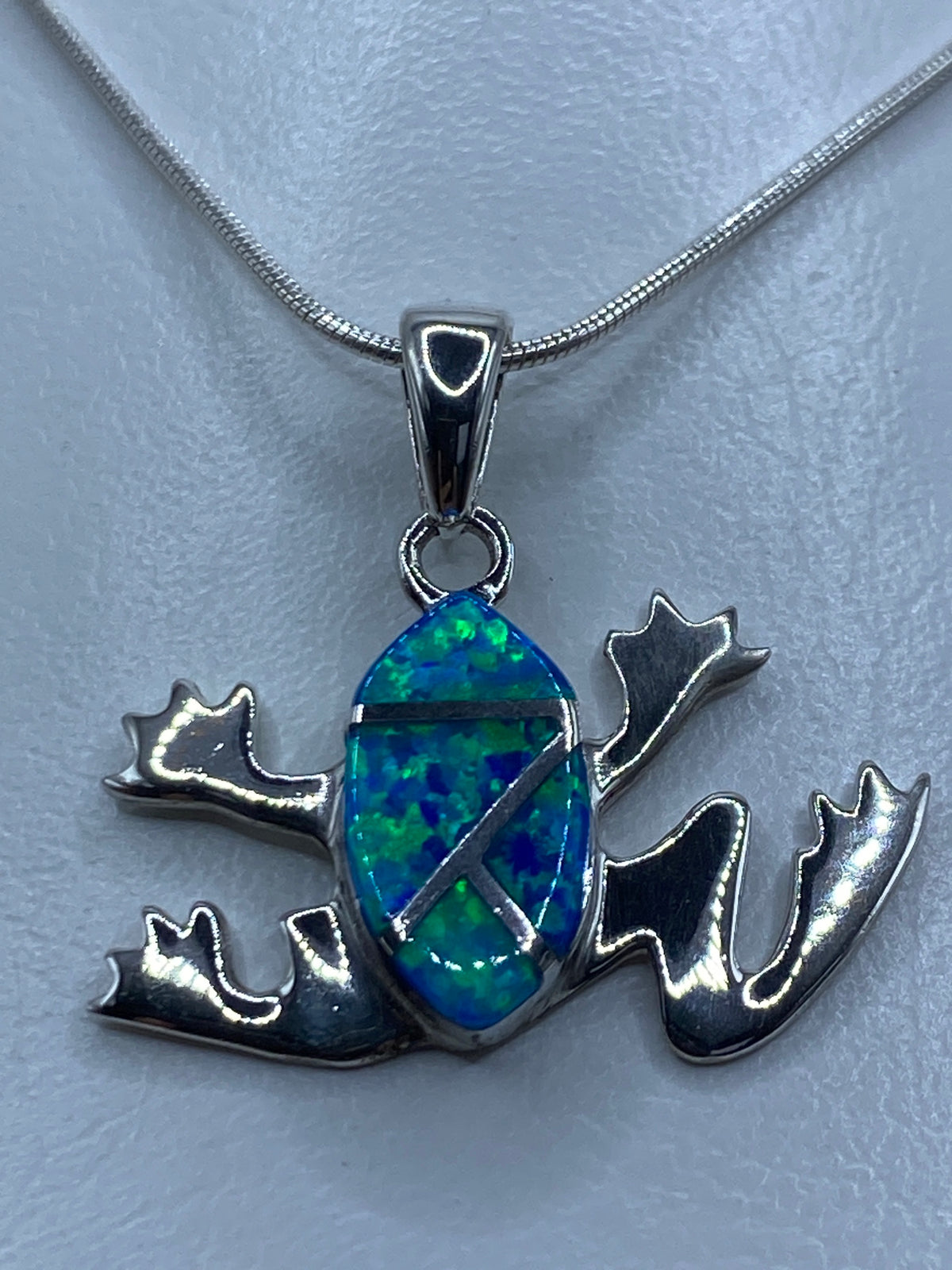 Dije rana de plata 925 con ópalo de fuego azul, colgando en cadena de plata