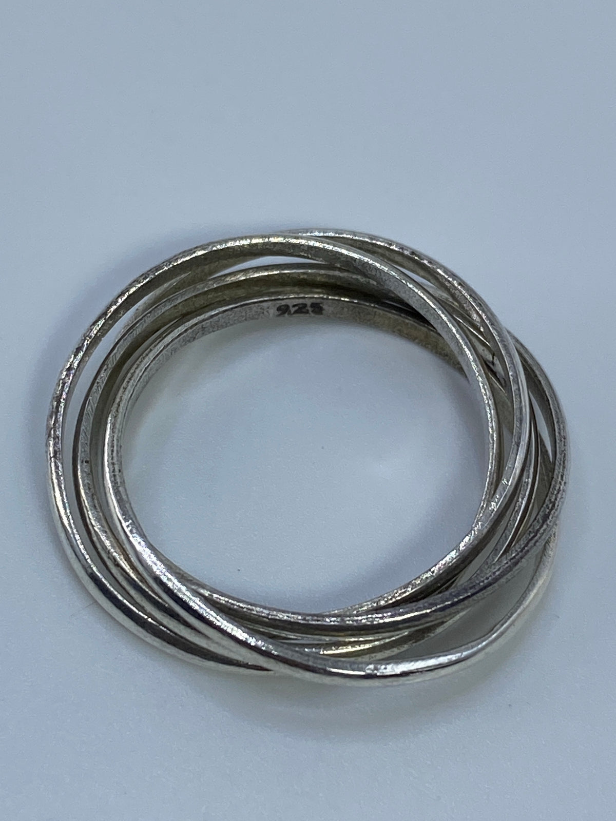 Anillo sobre fondo blanco con Quinto 925 visible en la banda interior