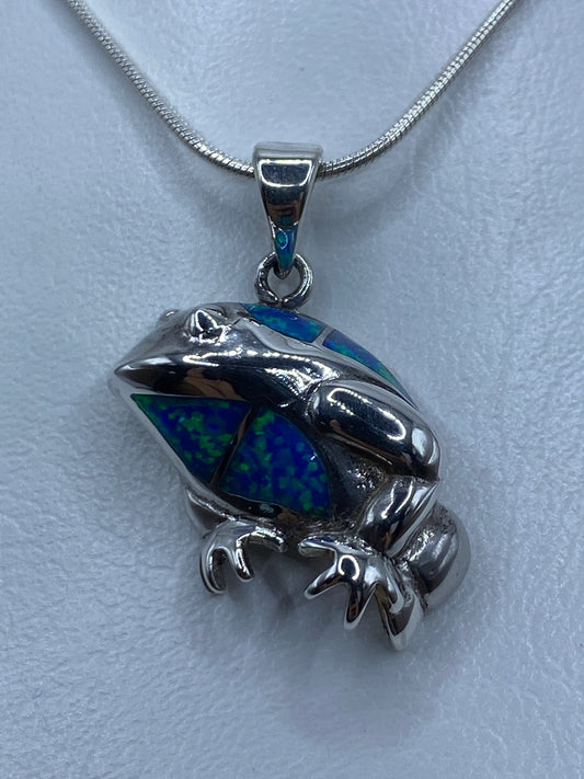 Dije de sapo en plata 925 con ópalo de fuego azul, colgando de cadena plateada