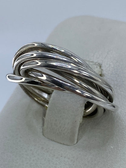 Anillo de bandas de plata Taxco puesto en mano, mostrando el efecto de profundidad