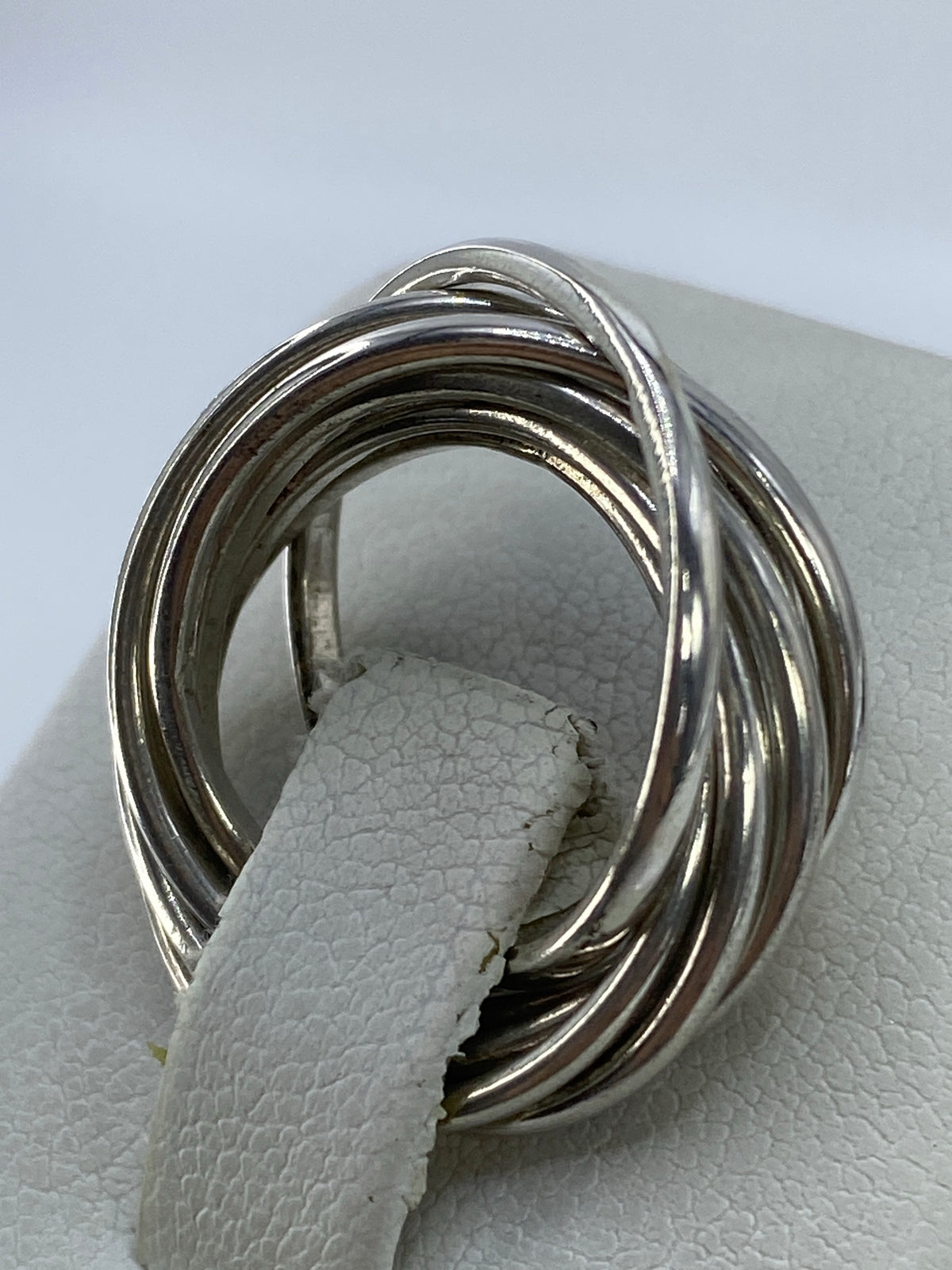 Vista lateral del anillo de plata entrelazado, detalle del Quinto 925