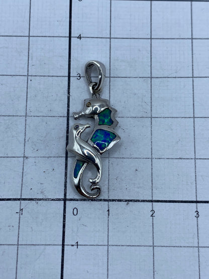 Dije caballito de mar con ópalo azul brillante, listo para combinar con cadena