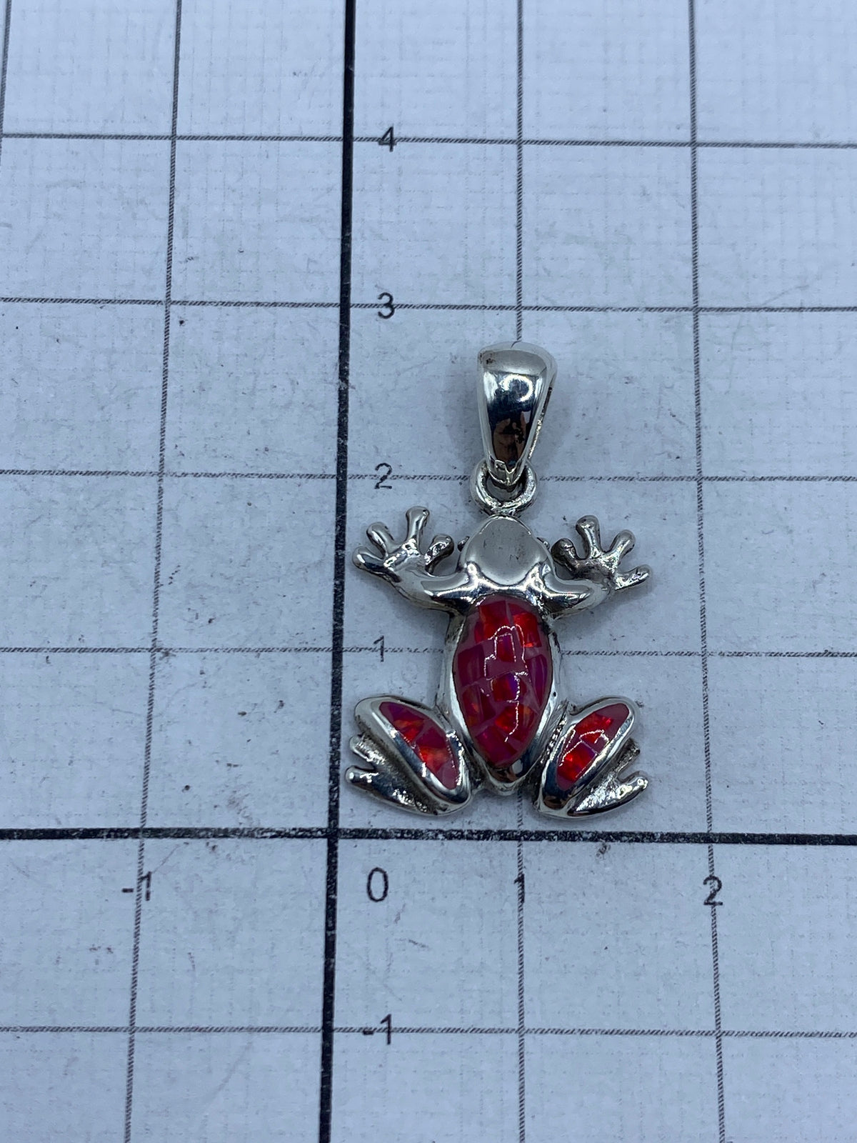 Reverso del dije de rana en plata pura con marca del Quinto 950