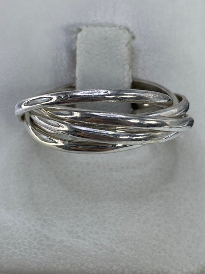 Anillo de plata 925 con 5 bandas entrelazadas visto desde arriba sobre fondo blanco