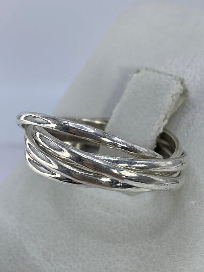 Detalle lateral del anillo mostrando las 5 bandas y el acabado brillante