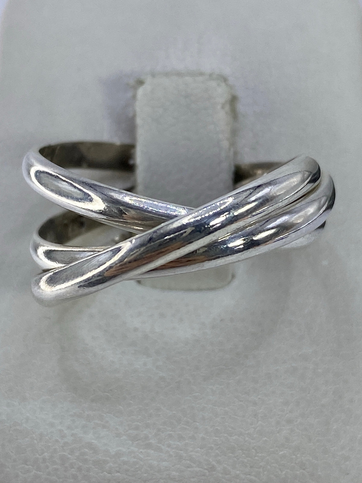 Anillo de plata 925 con 3 bandas entrelazadas visto desde arriba