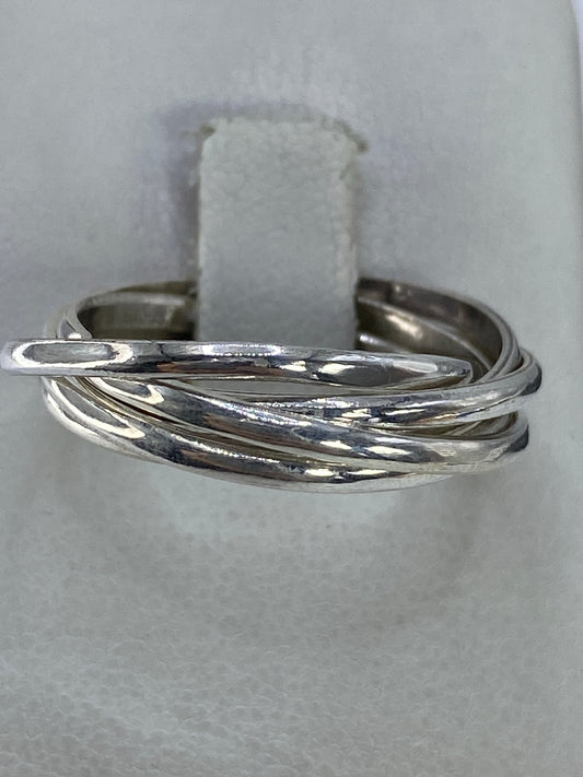 Anillo de plata con 5 bandas entrecruzadas en la mano