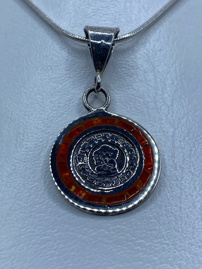 Calendario Maya de plata con diseño grabado y ópalo de fuego en el centro