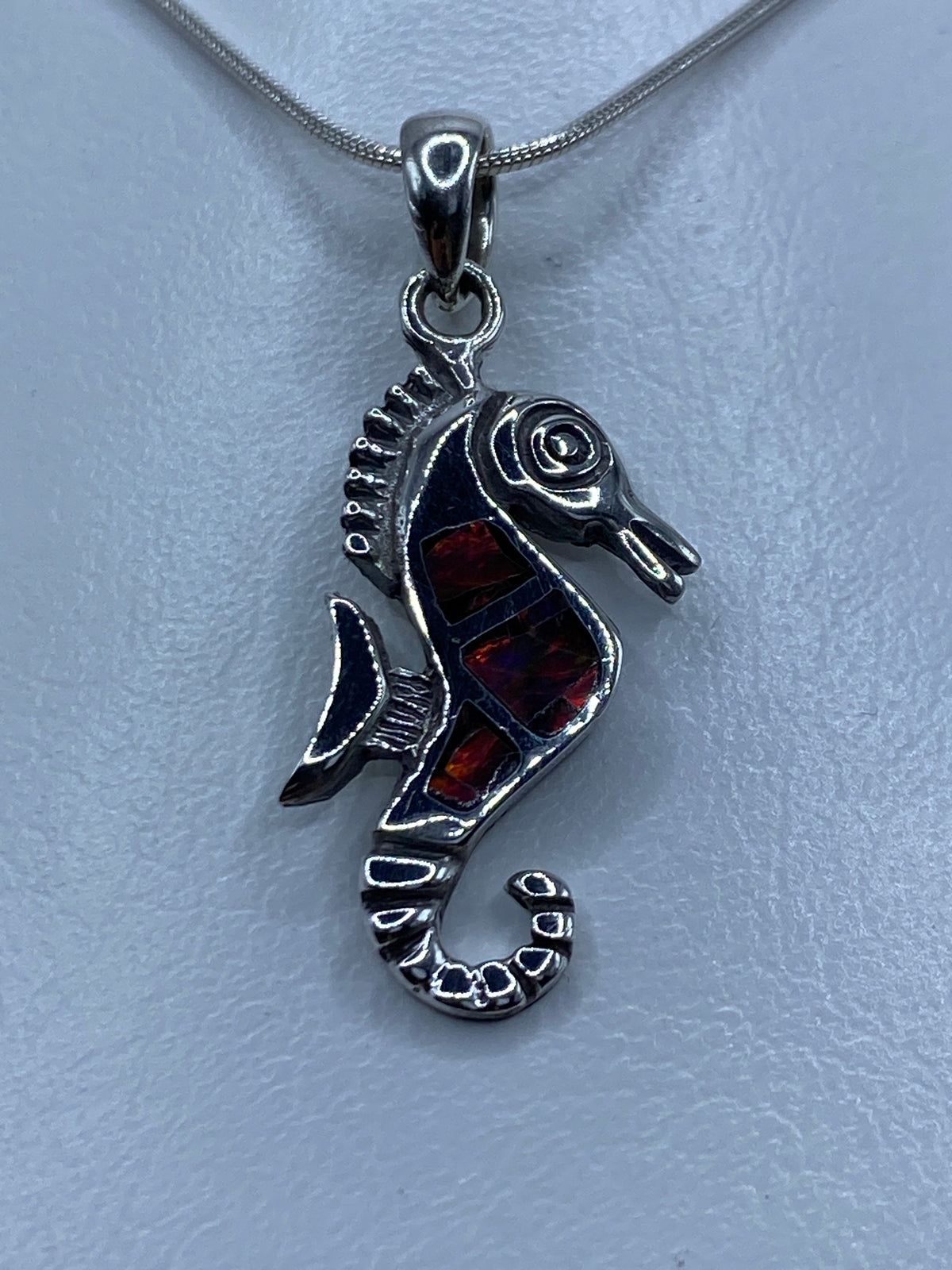 Dije caballito de mar de plata 950 con ópalo de fuego multicolor, colgando de cadena delgada