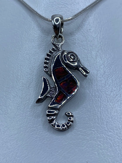 Dije caballito de mar de plata 950 con ópalo de fuego multicolor, colgando de cadena delgada
