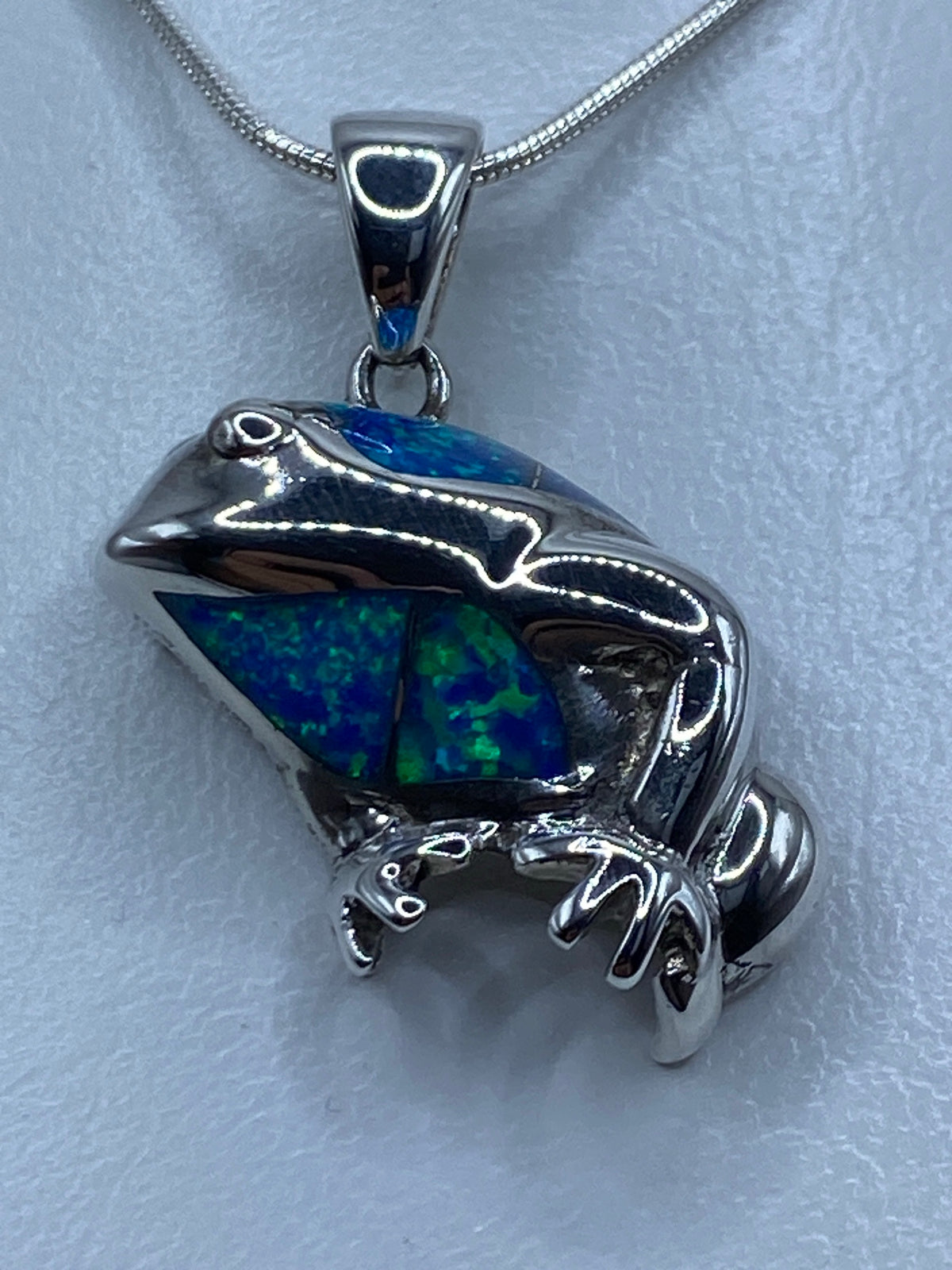 Dije sapo de plata 925 con ópalo de fuego azul engastado a mano