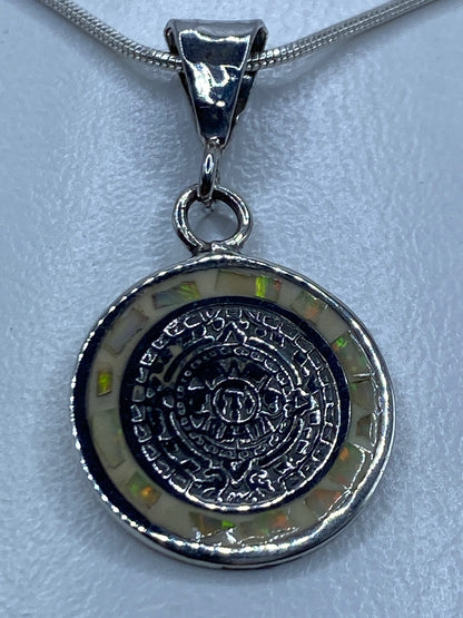 Dije de 3 cm de plata 925 Calendario Azteca sobre regla de medición