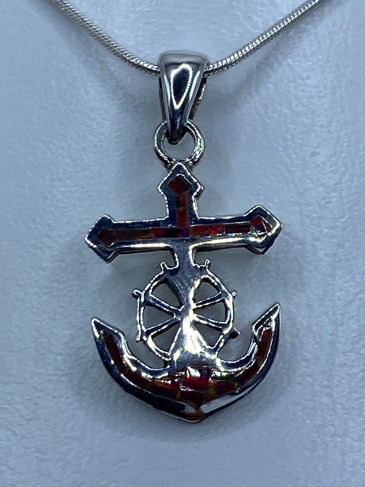 Dije de plata 950 con ancla, cruz y ópalo de fuego multicolor en cadena plateada
