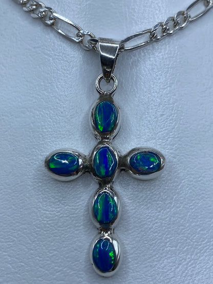 Detalle cercano del ópalo de fuego azul en la cruz de Taxco