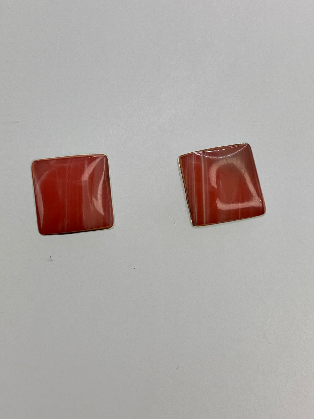 Par de aretes de plata 950 con coral rosa, sobre regla de centímetros