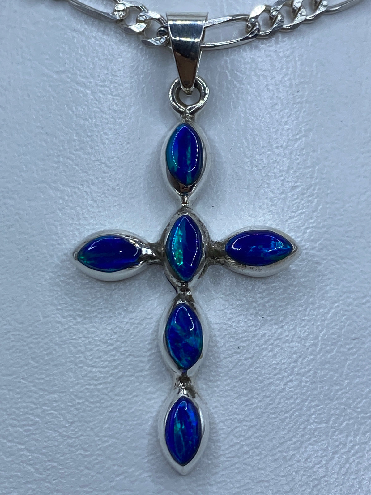 Dije cruz de plata 950 con ópalo de fuego azul engastado, colgante de frente