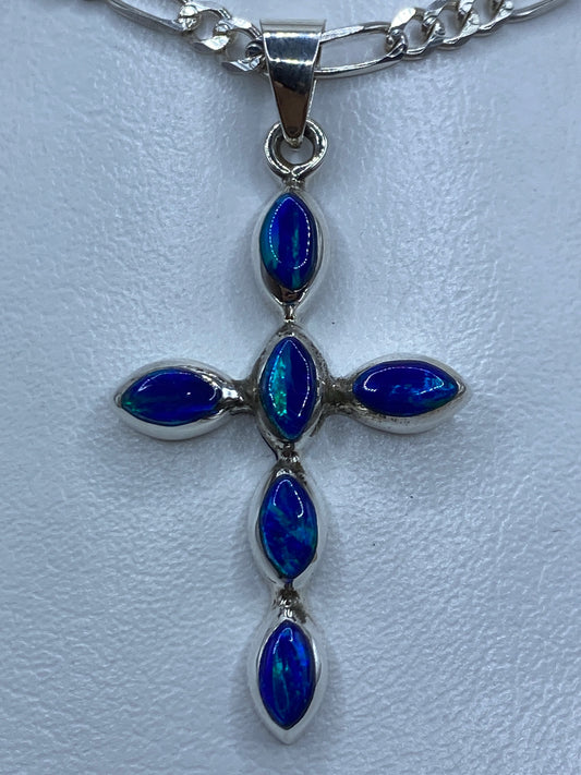 Dije cruz de plata 950 con ópalo de fuego azul engastado, colgante de frente
