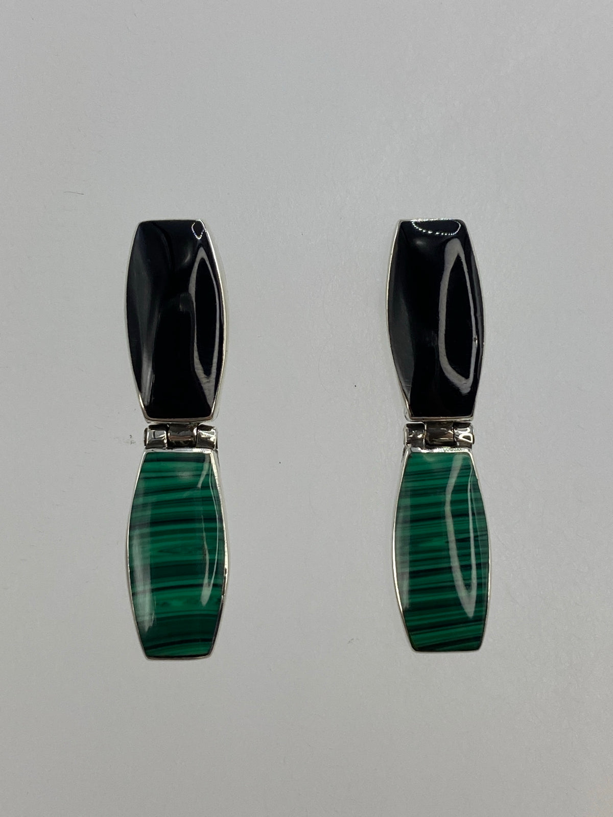 Par de aretes de plata 950 con ónix negro y malaquita verde, lado frontal mostrando las dos piedras contrastantes