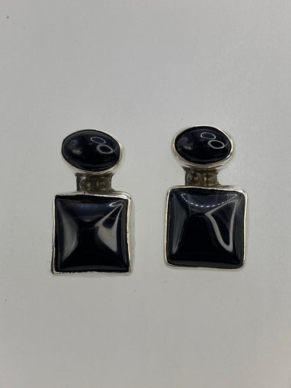 Par de aretes de plata 925 con ónix negro cuadrado, vista frontal