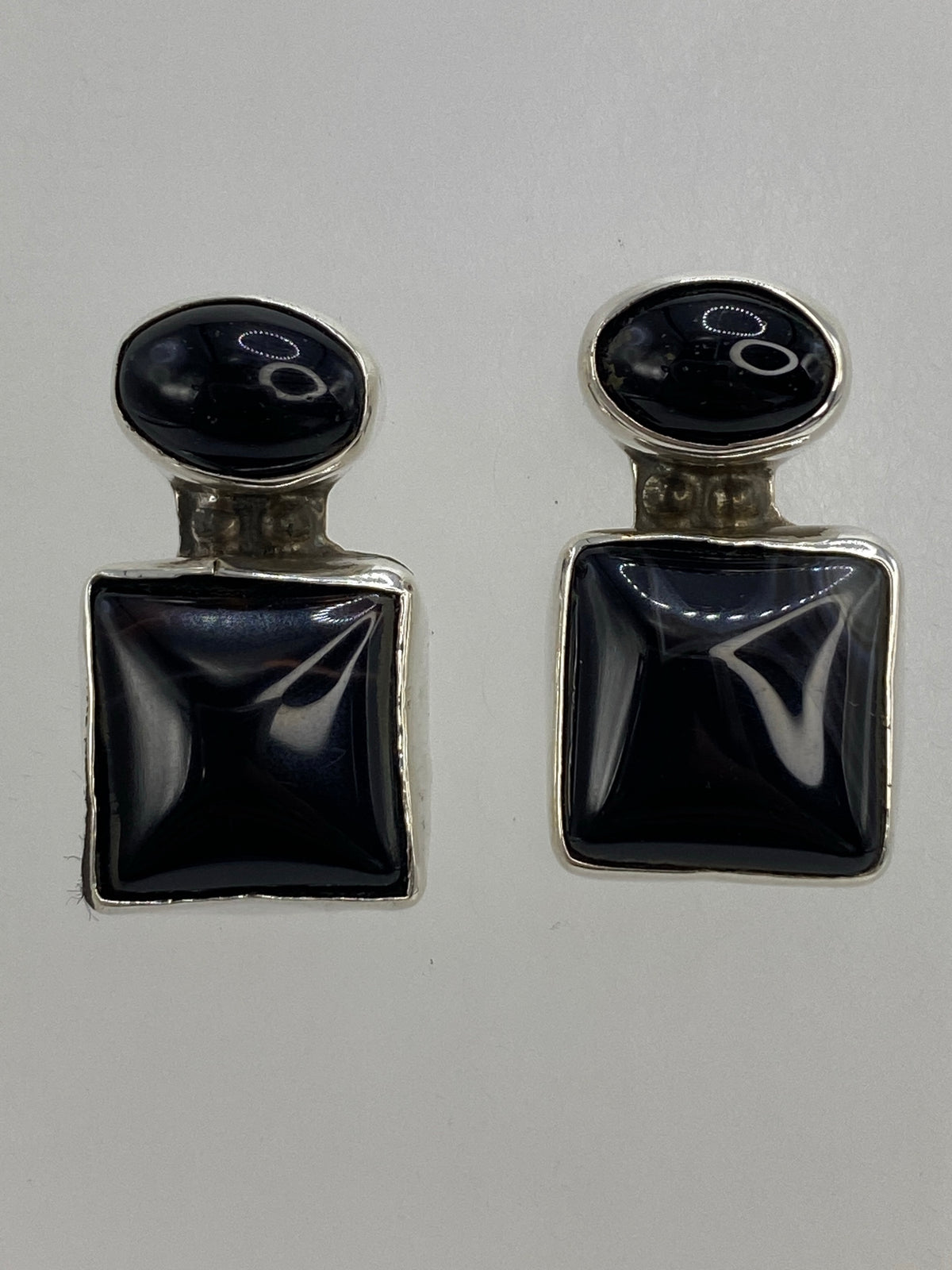 Aretes sobre regla mostrando sus medidas de 2 cm de largo