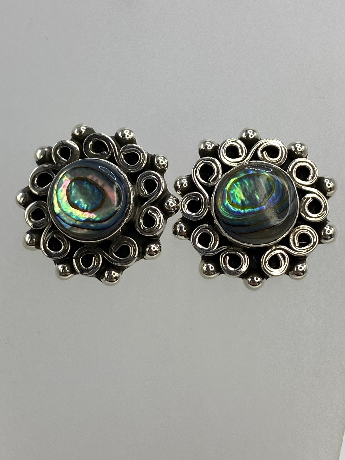 Los dos aretes de concha sobre escala de medición, 2.5 cm de largo