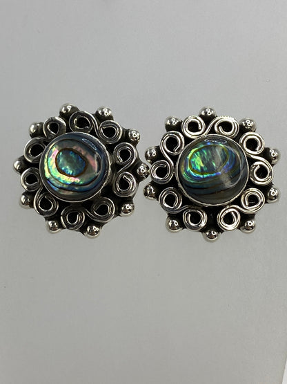 Los dos aretes de concha sobre escala de medición, 2.5 cm de largo