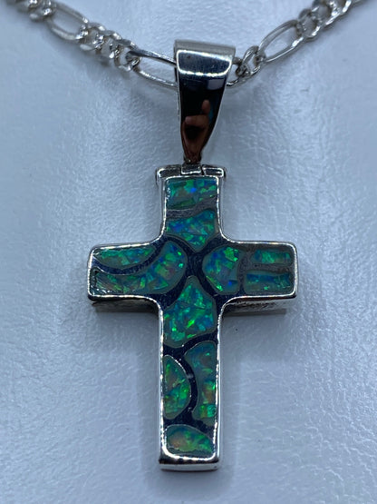Dije cruz de plata 925 con ópalo de fuego azul cielo, engastado a mano en Taxco