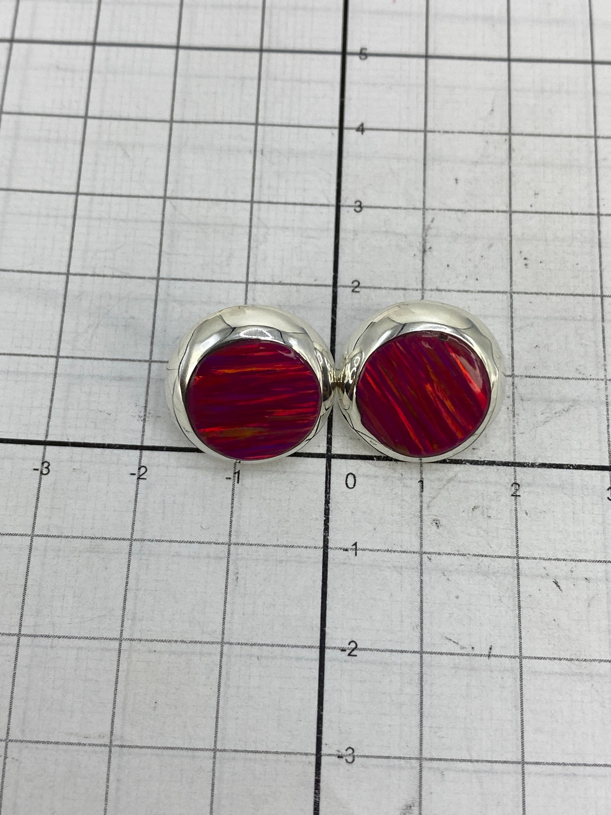 Aretes con ópalo de fuego en escala, mostrando tamaño real de 1.8 cm