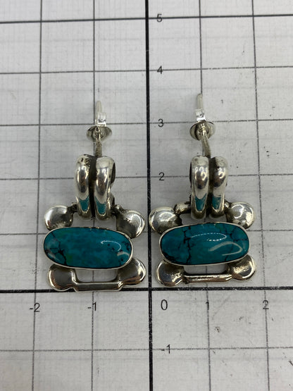 Par de aretes de plata turquesa en estuche de presentación azul