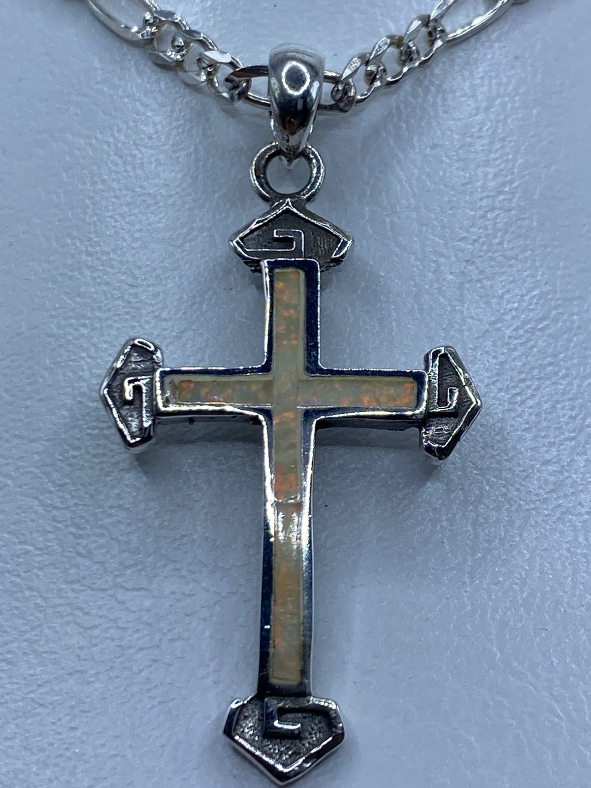 Dije cruz de plata 925 con ópalo de fuego tornasol en cadena plateada