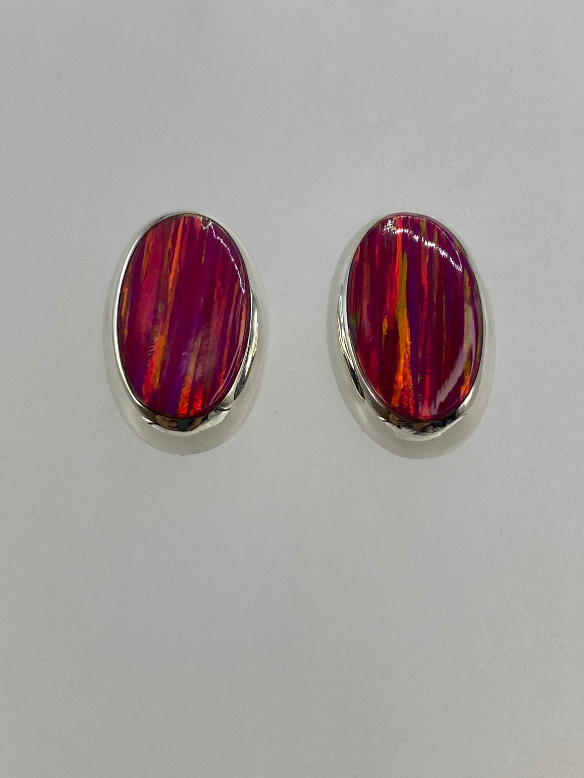 Aretes de ópalo de fuego rosa engastados en plata 925 con Quinto visible