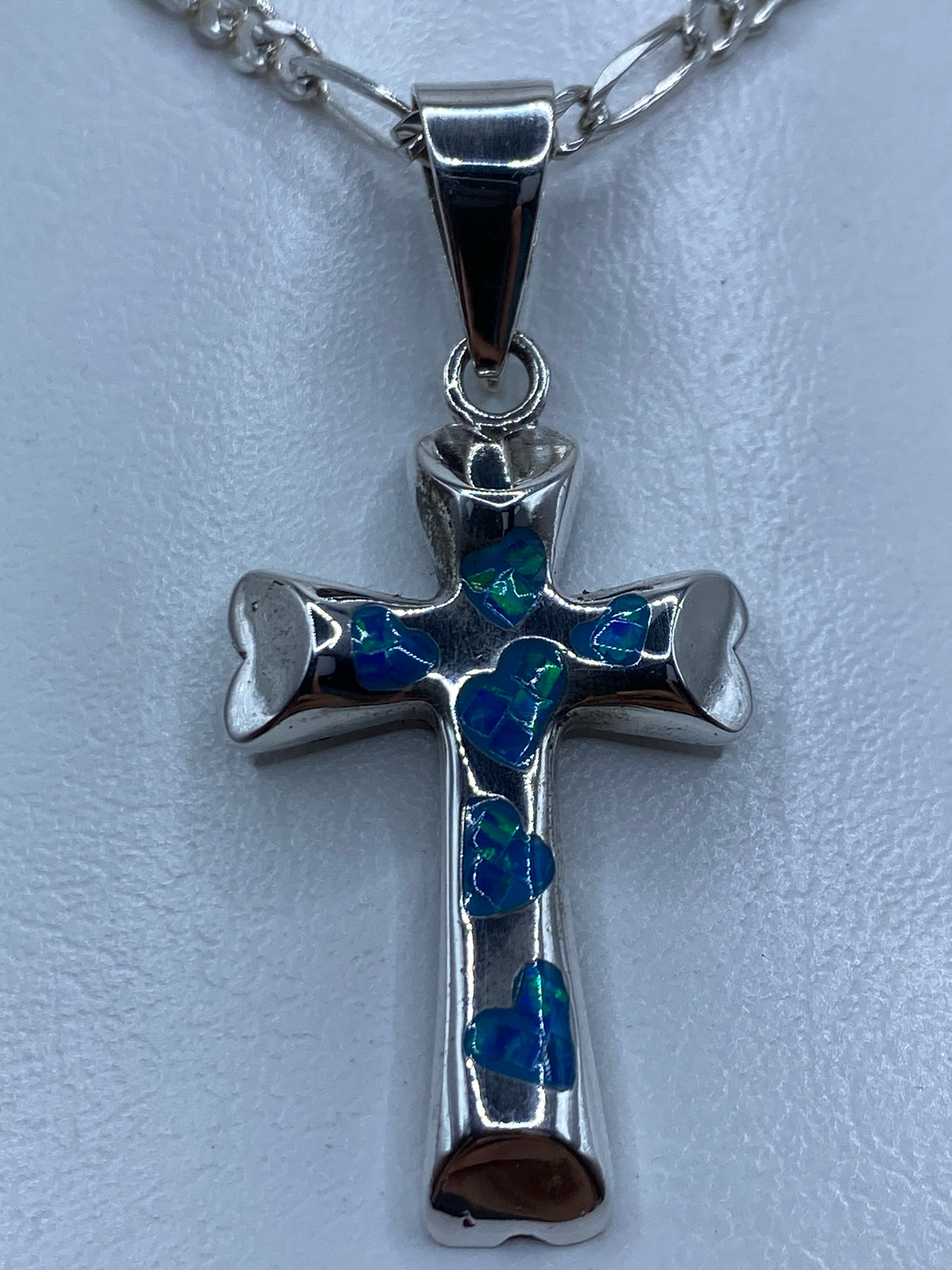 Cruz de plata 950 con ópalo de fuego azul, colgada de cadena, detalle frontal