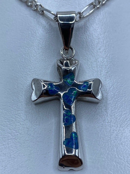 Cruz de plata 950 con ópalo de fuego azul, colgada de cadena, detalle frontal
