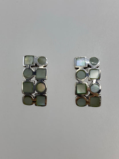 Par de aretes de plata con concha de abulón blanca, colgando ligeramente
