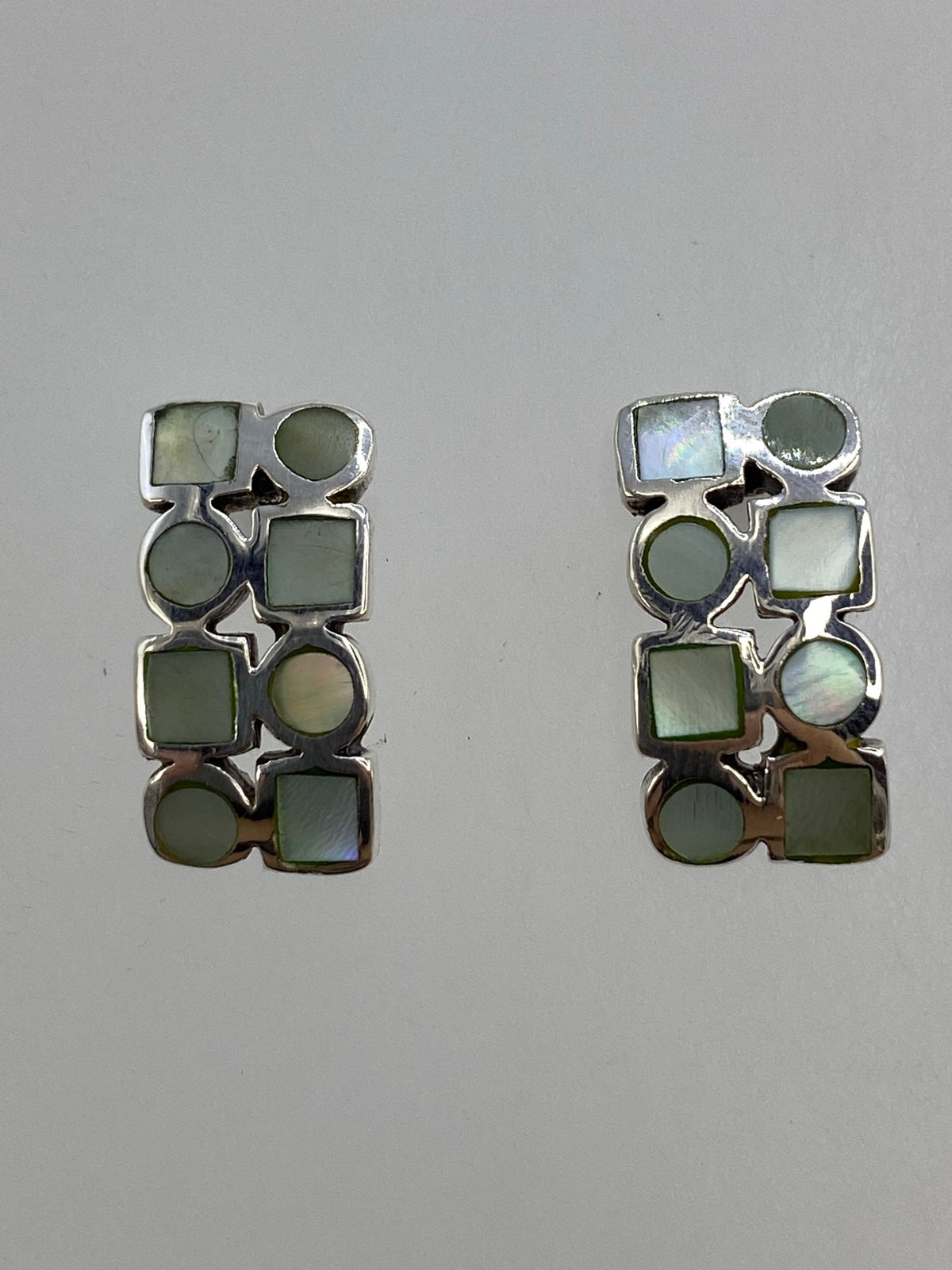 Detalle del engaste de concha en plata 925 y los postes