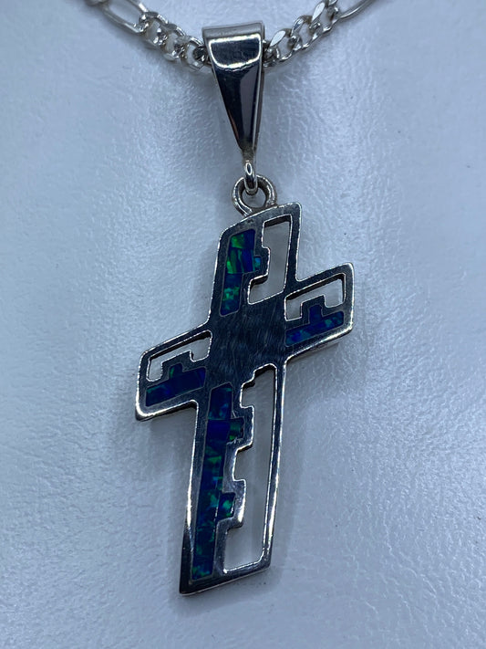 Cruz de plata 950 con ópalo de fuego azul, colgando de una cadena, vista frontal