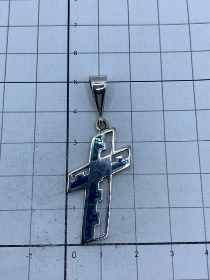 Cruz de plata en escala de centímetros, mostrando tamaño de 5.2 cm