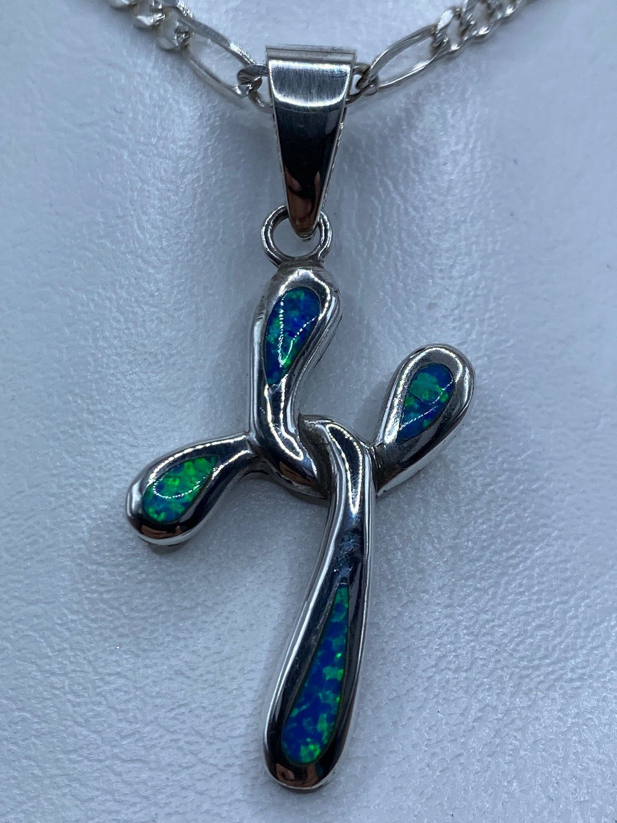 Dije de plata 950 con ópalo de fuego azul, forma de cruz moderna con incrustación central