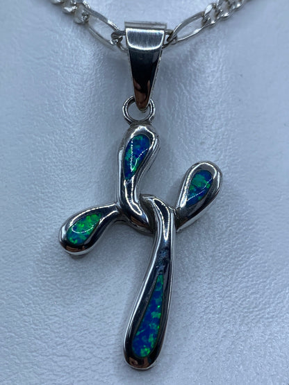 Dije de plata 950 con ópalo de fuego azul, forma de cruz moderna con incrustación central