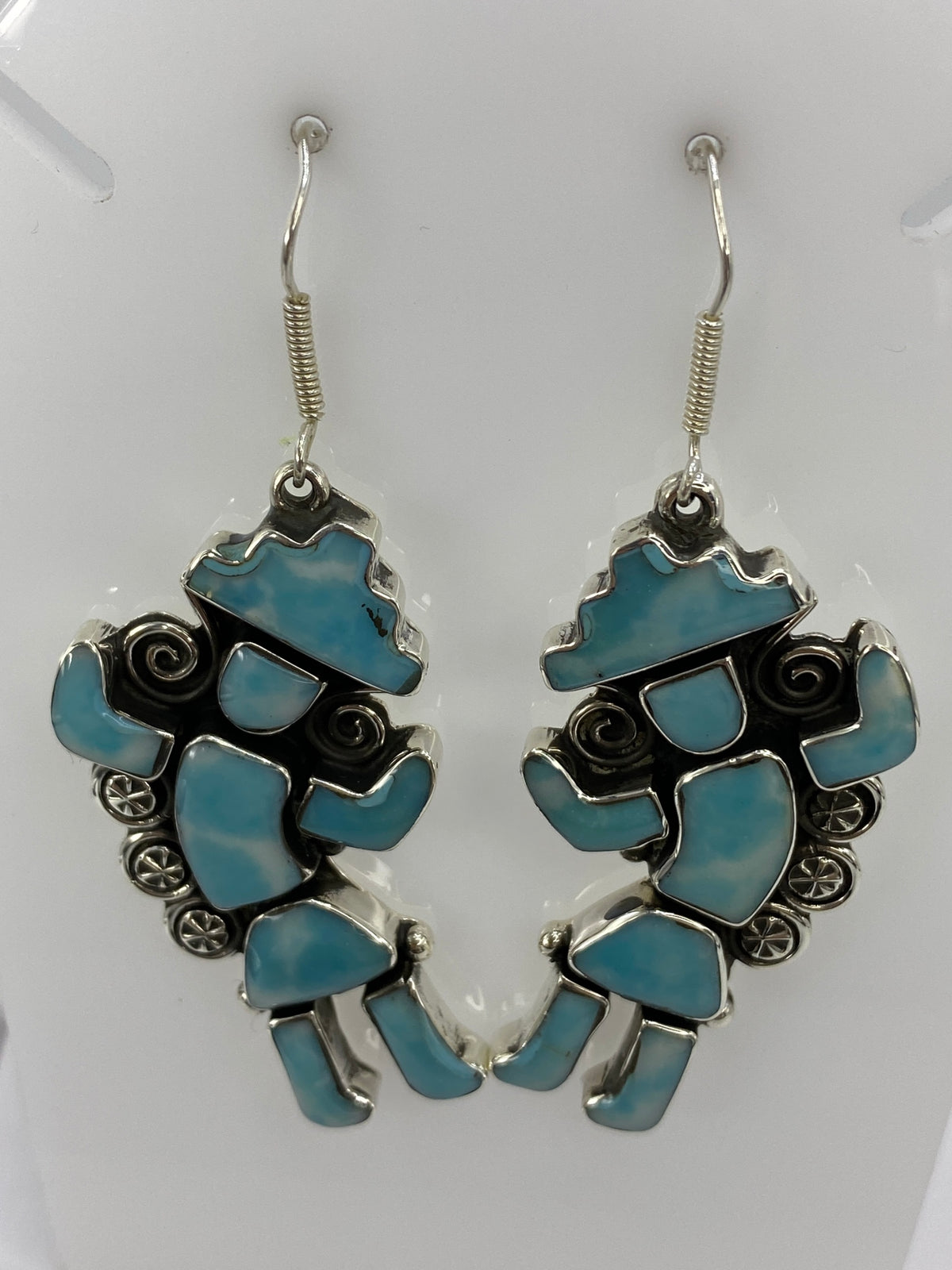 Aretes de turquesa con espirales y calados de plata, colgando