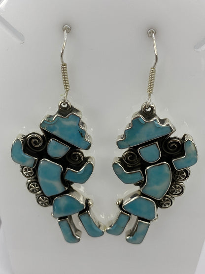 Aretes de turquesa con espirales y calados de plata, colgando